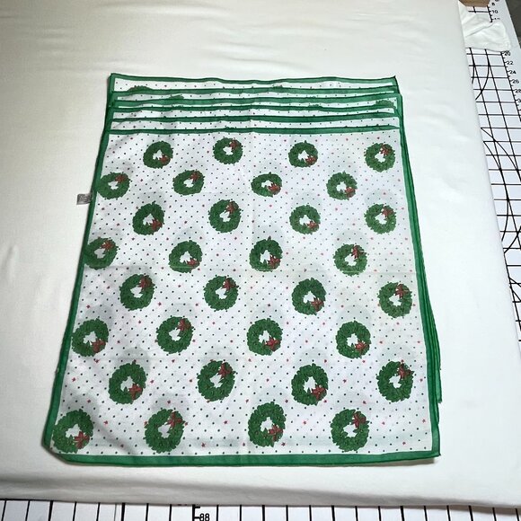 Pier 1 Cloth Christmas Napkins with Wreath designs set of 6 (JCLin-04) - Picture 1 of 6